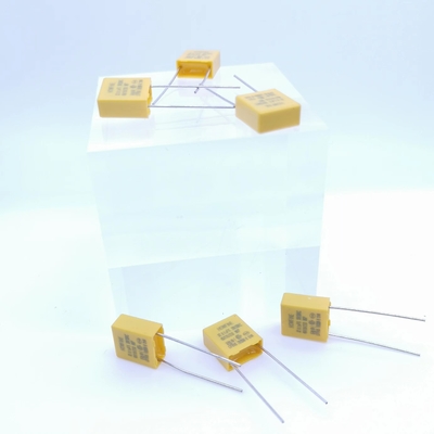 Сопротивляющийся и емкостный цвет конденсатора 0.1UF 310V P7.5MM сброса давления желтый